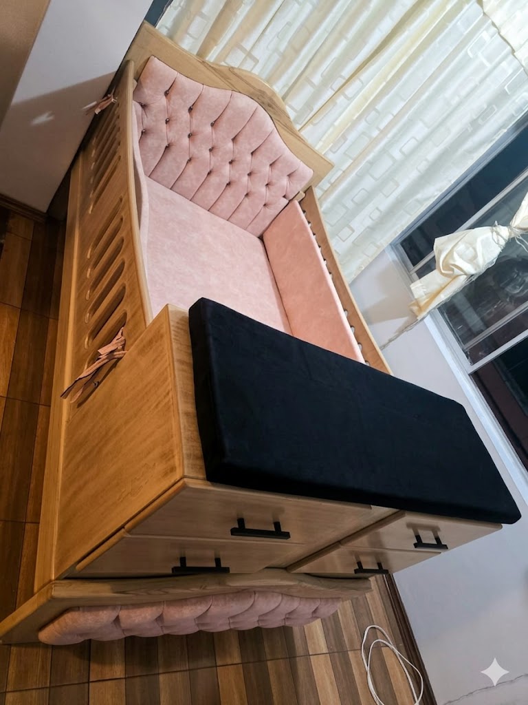 Cuna de madera natural con tapizado acolchado rosado — trabajo de carpintería personalizado en Quito JOMAD